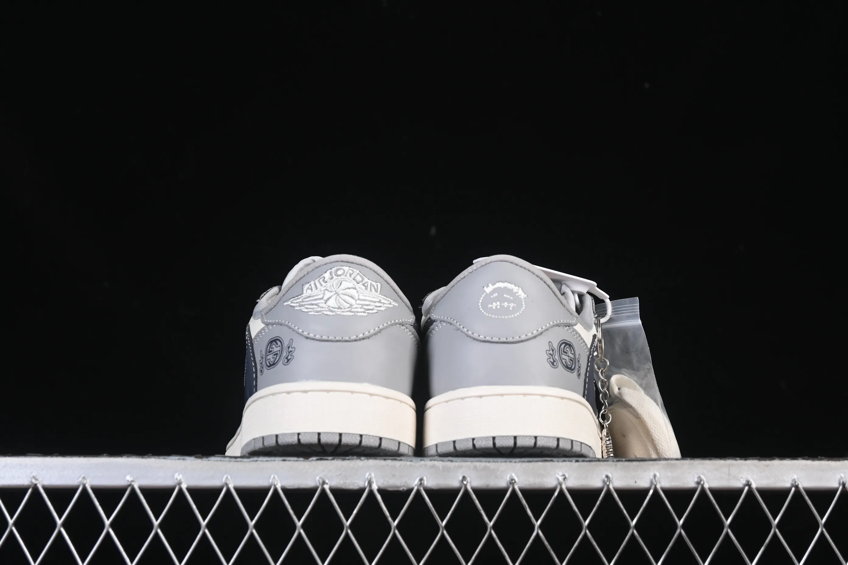 All categories Air Jordan Jordan series basketball shoes Air Jordan 1 Low High-end customized low-top sneakers Travis Scott x Fragment Design x Air Jordan 1 Low OG SP AJ1 Joe 1 Gucci joint smoke gray dark blue hook low-top cultural casual sneakers LD2025-023
